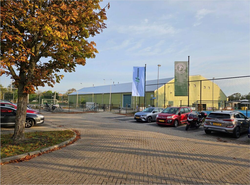 Parkeerterrein en entree sporthal Wieringen - Sportdag organiseren in sporthal - Zaalhuur - Westerland - Hippolytushoef - Den Oever - Sportaccommodatie
